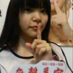 顧客女性,手指比出「噓」的手勢並拿著「無聲美容」標語牌,象徵品牌理念中的「不推銷、不誇張、不話術」