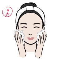 使用洗面乳雙手起泡清潔臉部,完成完整潔面