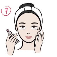 塗抹精華液於全臉,輕輕推勻至吸收